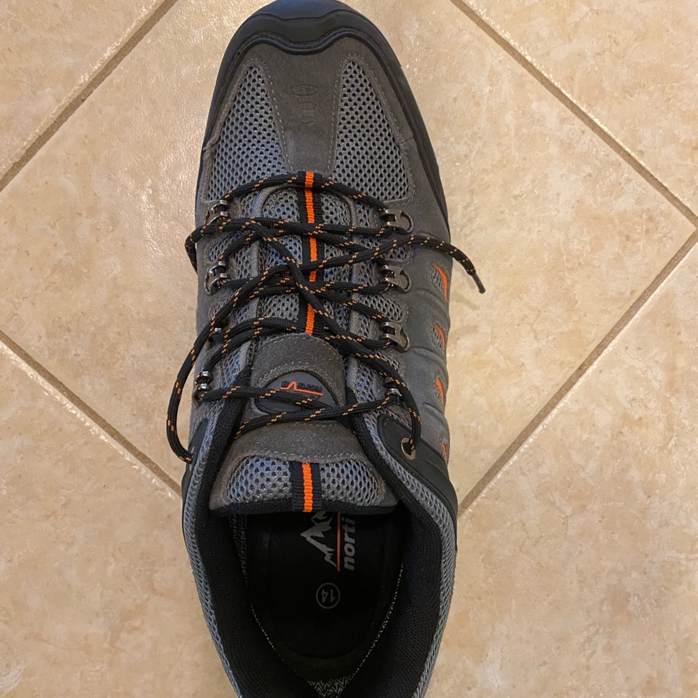Men’s waterproof hiking shoes